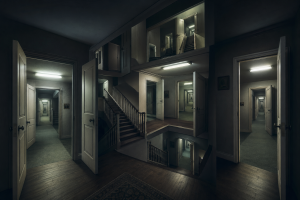 Ein langes, leicht verzerrtes Haus mit vielen offenen Tueren, kaltem Licht und einem unmoeglich wirkenden Flur, ohne Schrift oder moderne Gegenstaende.