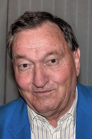 Portraet von Erich von Daeniken in blauem Jackett und hellem Hemd.