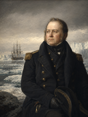 Britischer Marineoffizier in dunkler Polarkleidung vor kaltem Meer und Packeis, mit einem Expeditionsschiff in weiter Ferne, ohne Schrift oder Logos.