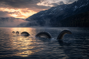 Ein langgestrecktes dunkles Seeungeheuer mit mehreren Buckeln bewegt sich durch einen tiefen Bergsee bei Dunst und Abendlicht, ohne Schrift oder Logos.
